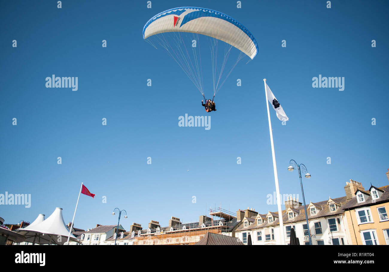 Aberystwyth, West Wales, Sonntag, 22. Mai 2016 Deutschland Wetter: ein Tag, der heraus begann bewölkt bei klarem Himmel und Sonnenschein endete. Ein twin Gleitschirm fliegt tief c Stockfoto