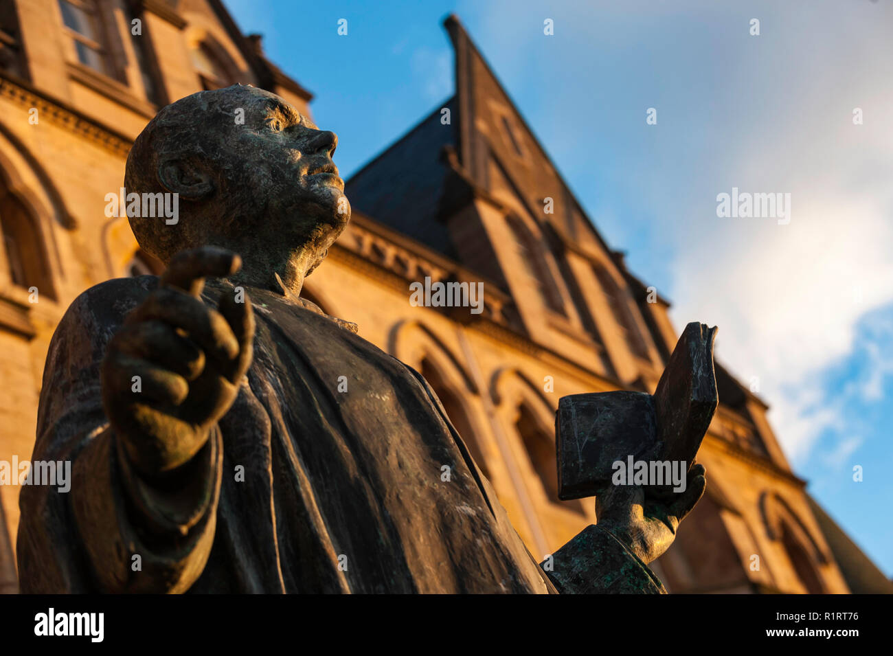 Eine Statue vor der alten Hochschule Teil der Universität in Aberystwyth, Ceredigion. Stockfoto