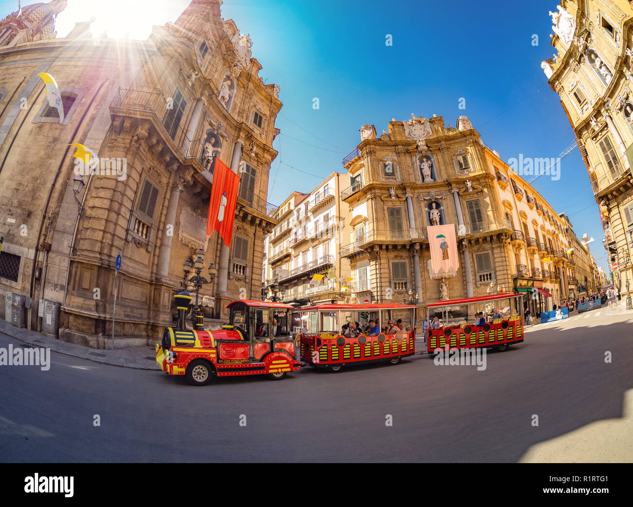 Sizilien, Italien - 13 August 2018: Traditionelle rote Straßenbahn auf dem Hauptplatz der Stadt Palermo, Hauptstadt von Sizilien Stockfoto