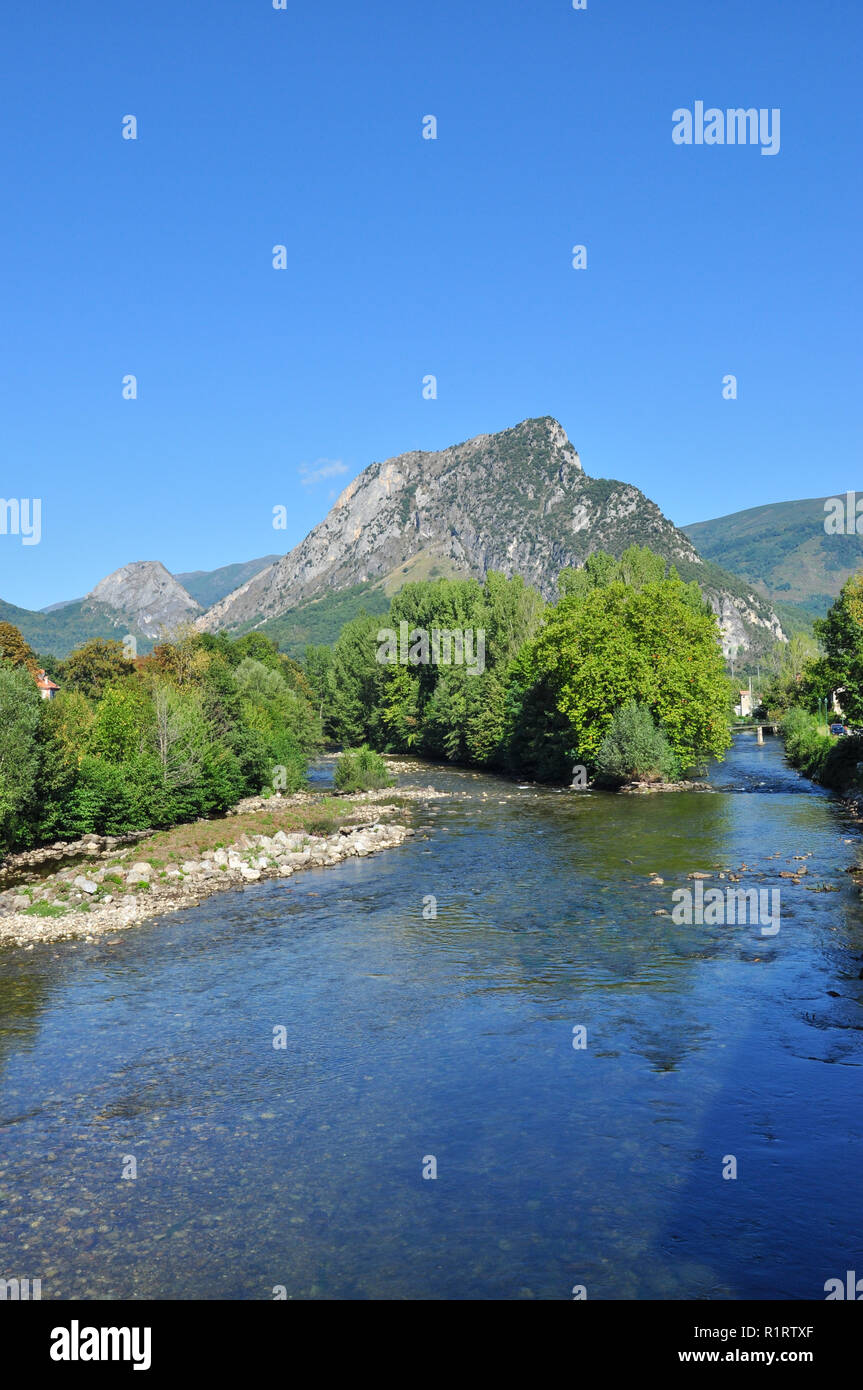 Fluss Ariège und die umliegenden Hügel, Tarascon-sur-Ariège, Ariège, Royal, Frankreich Stockfoto