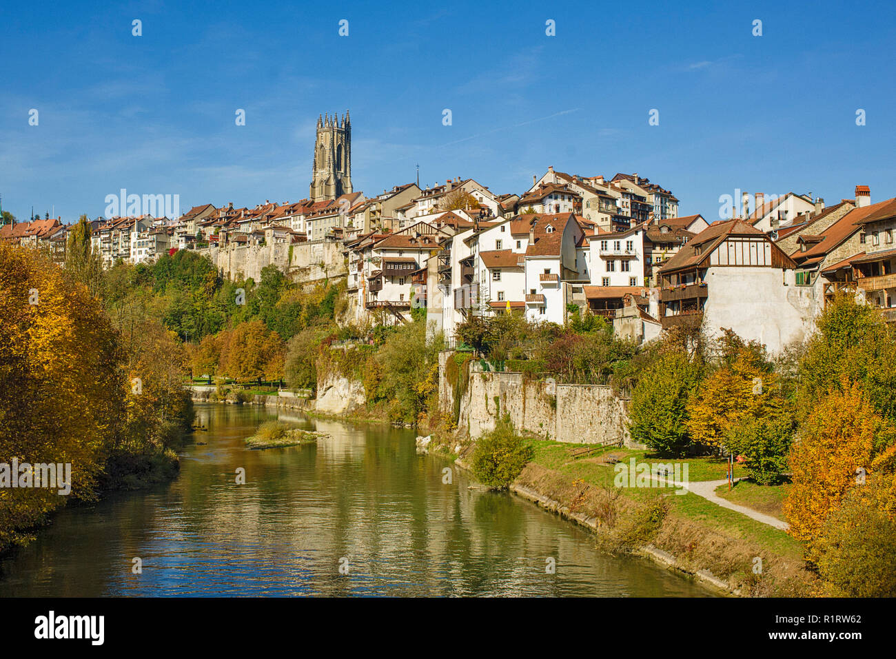 Fribourg, Schweiz, der Kathedrale und dem Viertel von l'Auge, von der Mittleren Brücke gesehen über die Sarine Stockfoto