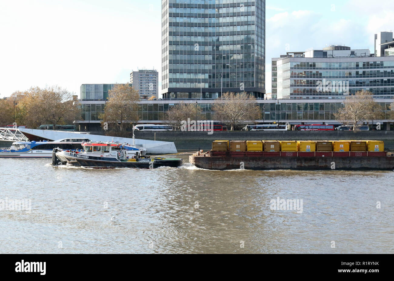 Container auf der Themse aus London geschleppt wird. November 2018. Stockfoto