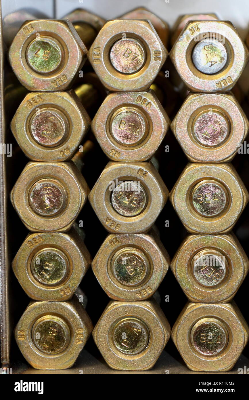 Gestapelte Schrauben und Muttern in einer Box Stockfoto