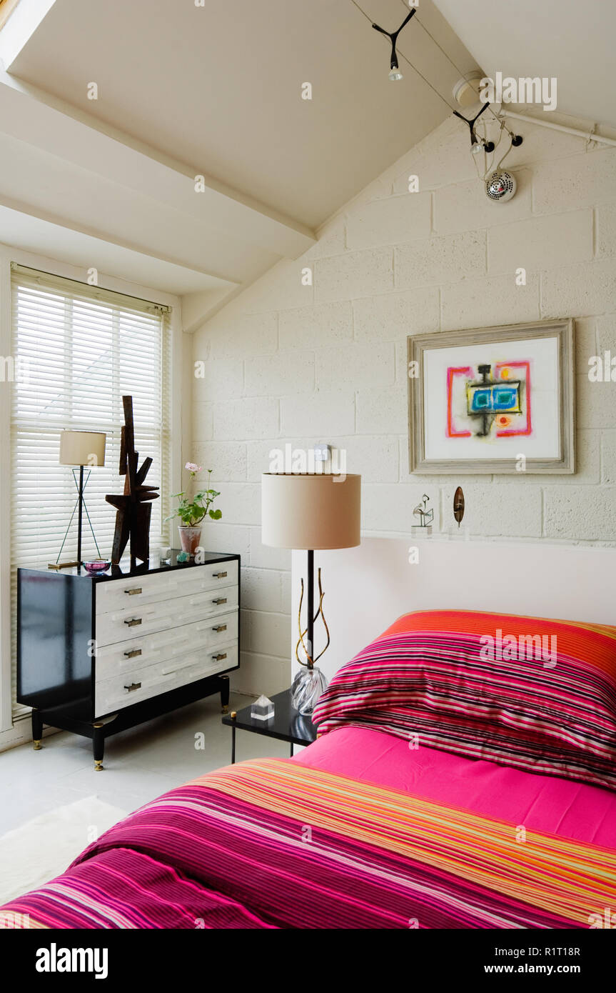 Modernes Schlafzimmer mit gestreifter Bettwäsche Stockfoto