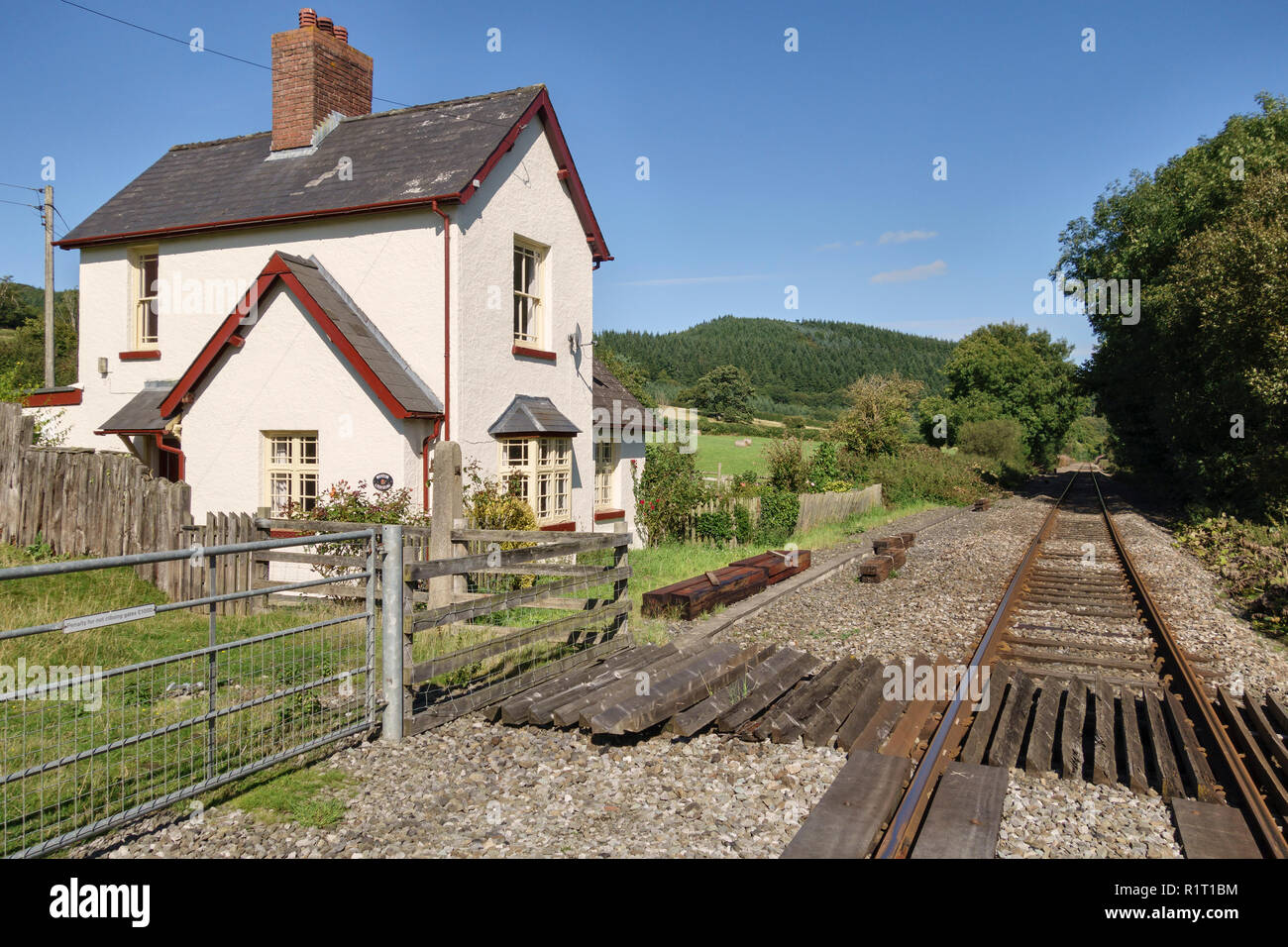 Im Herzen von Wales, in der Nähe von Knighton, Powys, UK. Ist eine alte viktorianische Eisenbahner oder einweisende Cottage an einer Kreuzung Stockfoto