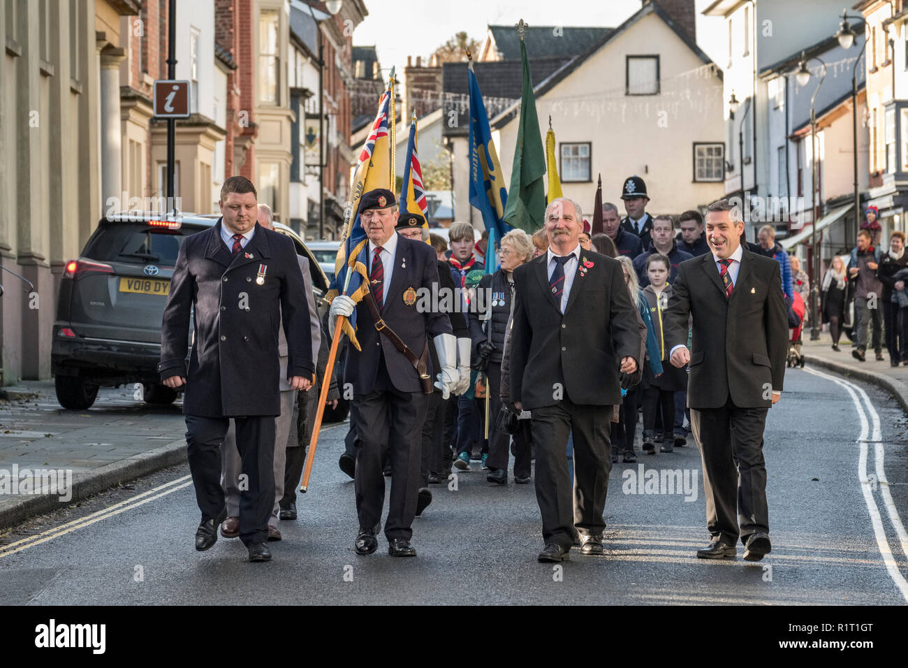 Presteigne, Powys, UK. Mitglieder der British Legion führen Der Armistice Day (11/11/18) Marsch durch die Stadt nach dem legen Kränze am Kriegerdenkmal Stockfoto