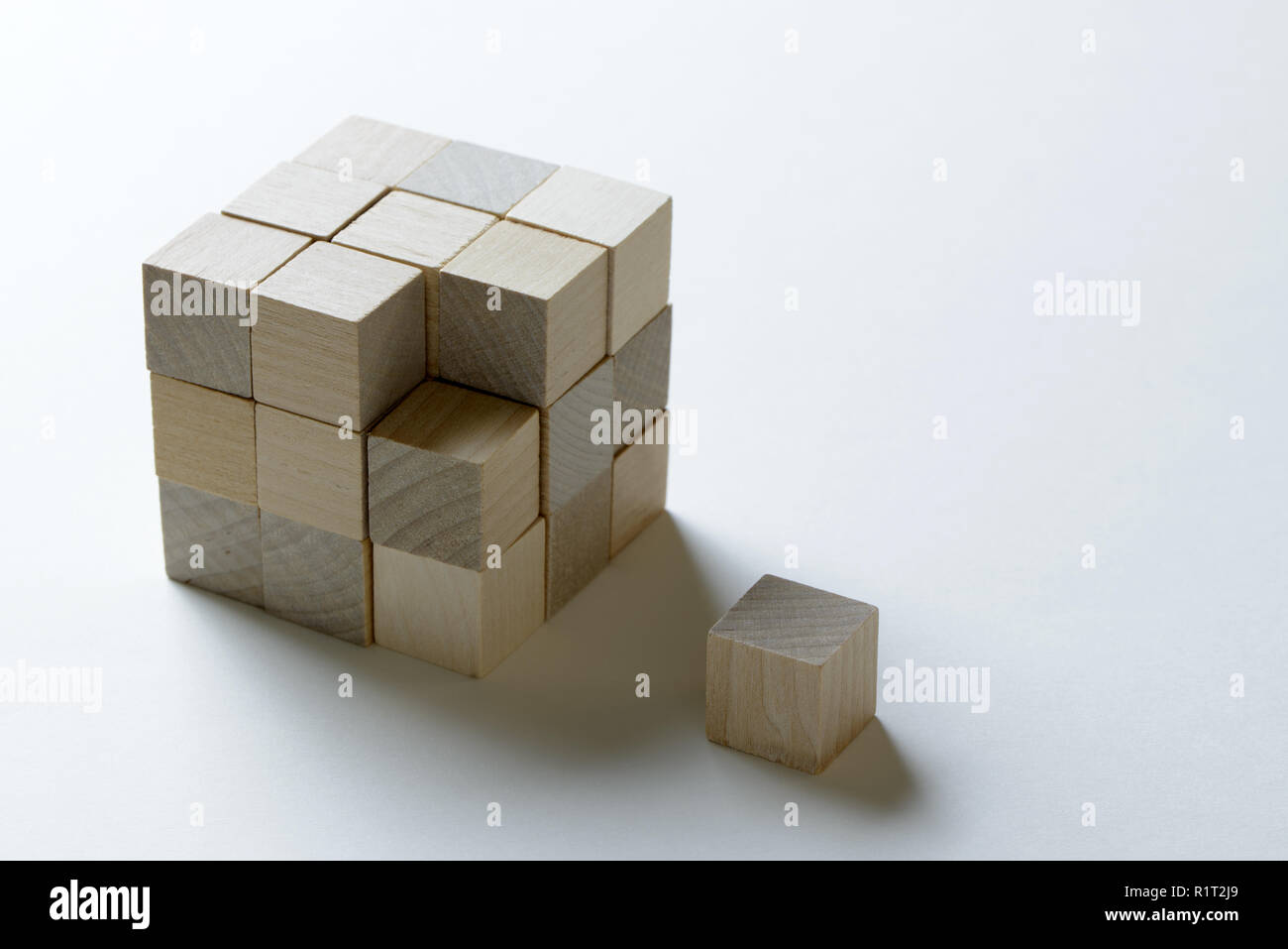 Letzte fehlende Stück Holz cube zu vervollständigen Stockfoto