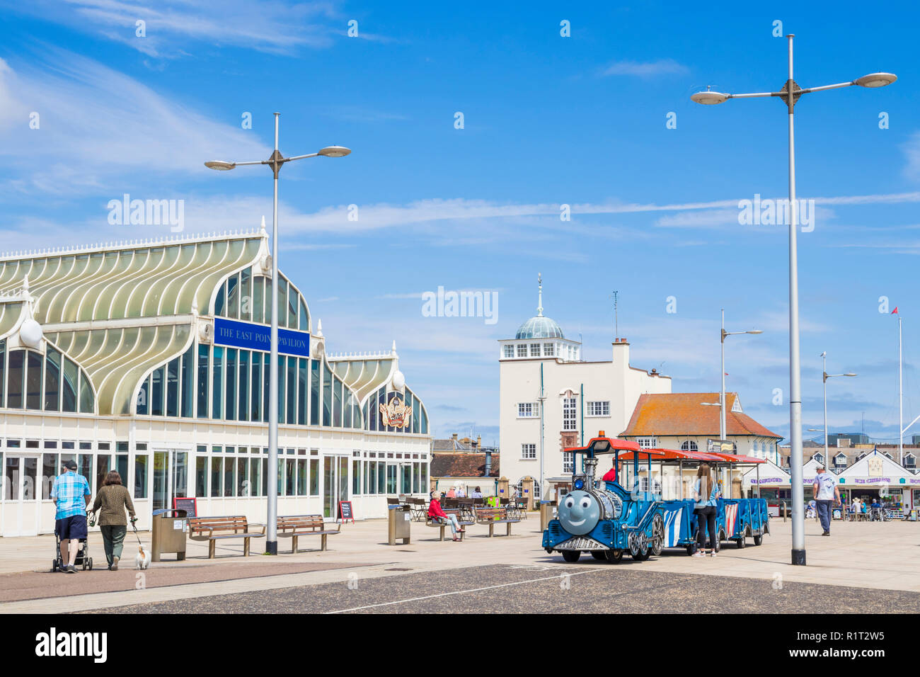 Lowestoft im Osten Punkt Pavillon cafe Café Royal Plain Land Zug entlang der Esplanade direkt am Meer Lowestoft Lowestoft Suffolk England UK Europa Stockfoto