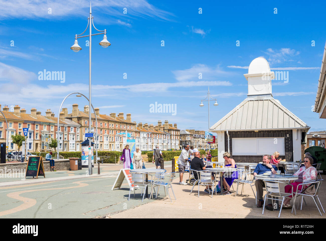 Lowestoft Suffolk Menschen im Cafe an der Marine Parade der Esplanade Promenade und Meer Lowestoft Lowestoft Suffolk England UK Europa Stockfoto