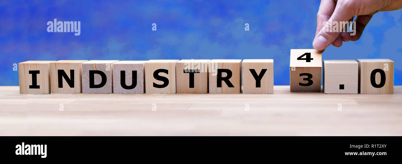 Hand dreht einen Würfel und Änderungen das Wort 'Industrie 3.0'' Industrie 4.0' Stockfoto