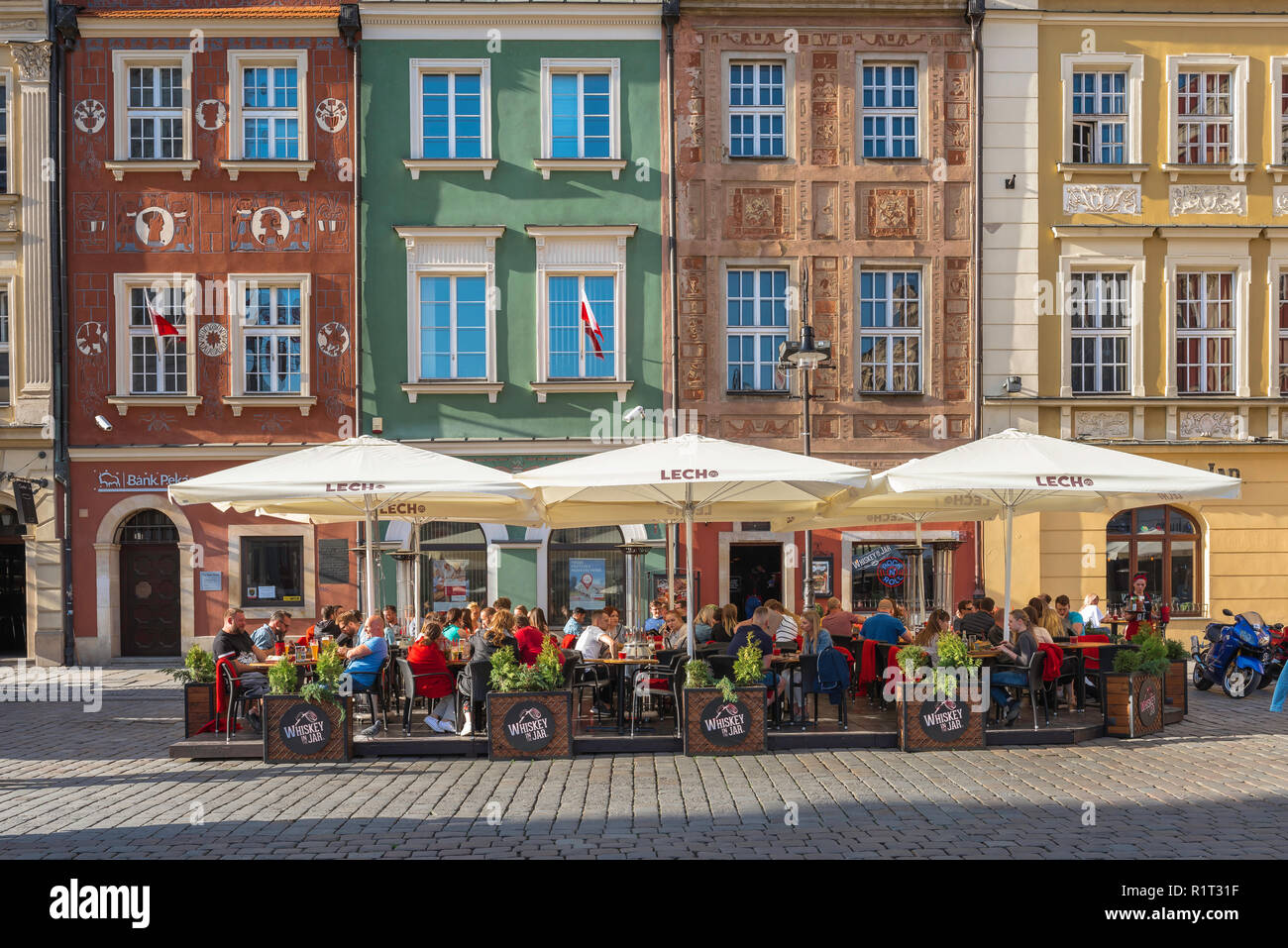 Posener Altstadt, Blick auf den Menschen auf einer Straße Cafe auf dem Marktplatz (Stary Rynek) in Posen, Polen sitzen. Stockfoto