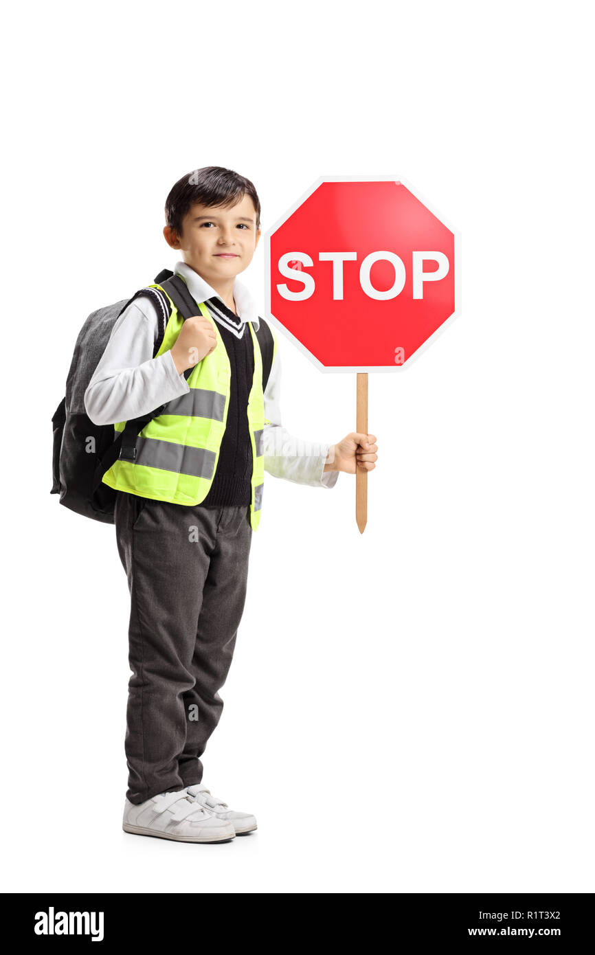 Die volle Länge der Schüler Tragen von Warnwesten und halten Sie STOP-Schild auf weißem Hintergrund Stockfoto