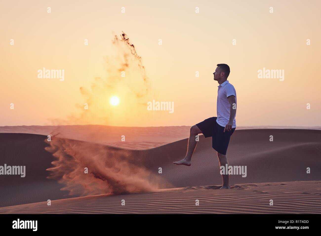 Glückliche Menschen treten Sand und Spaß in der Wüste bei Sonnenaufgang. Wahiba Sands im Oman Stockfoto