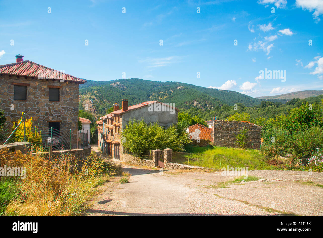 Strasse Und Landschaft El Cardoso De La Sierra Der Provinz Guadalajara Kastilien La Mancha Spanien Stockfotografie Alamy