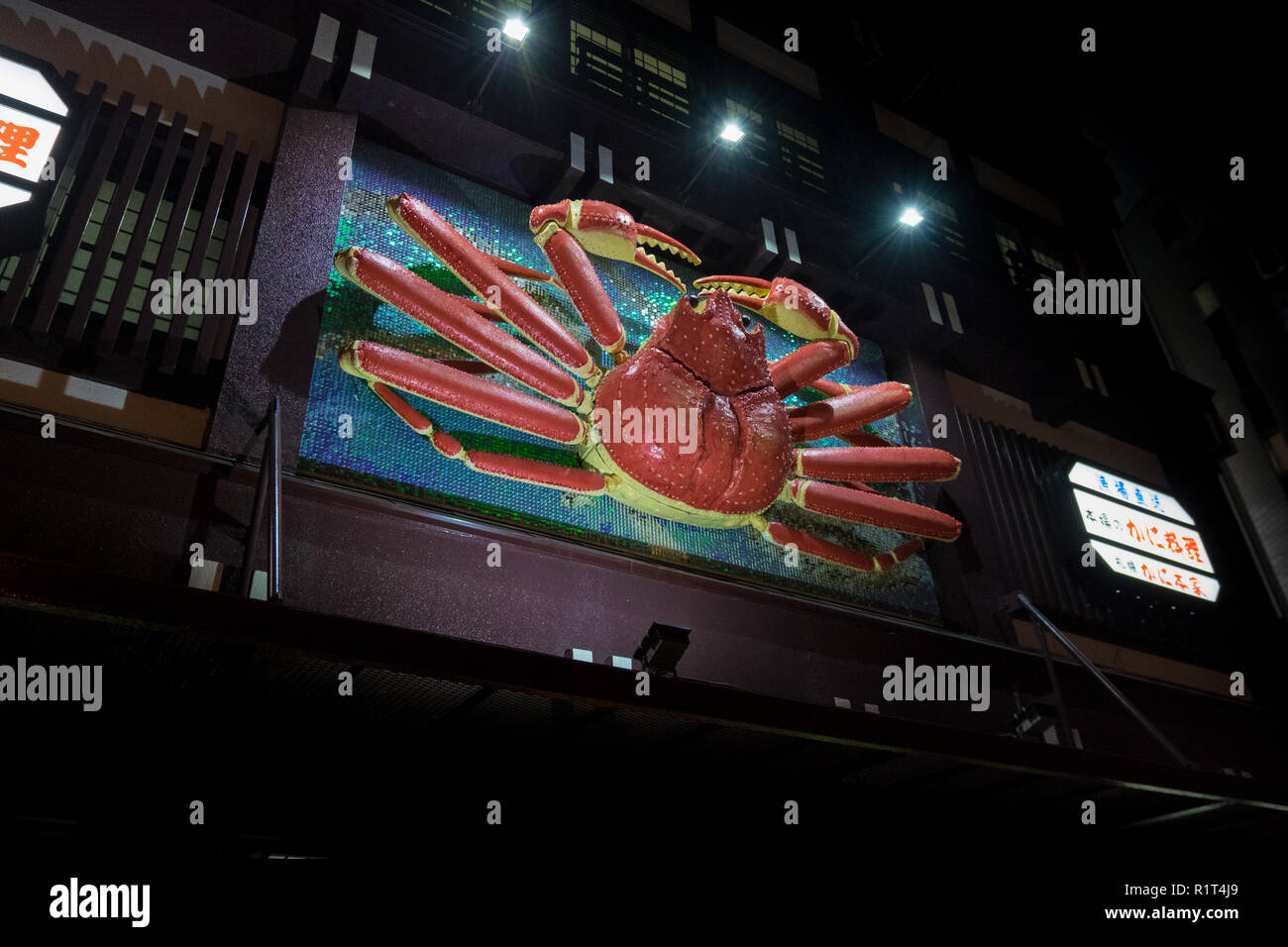 Eine riesige rote animatronic King Crab außerhalb des Restaurants Kani Honke in der Nacht in Sapporo, Japan. Stockfoto