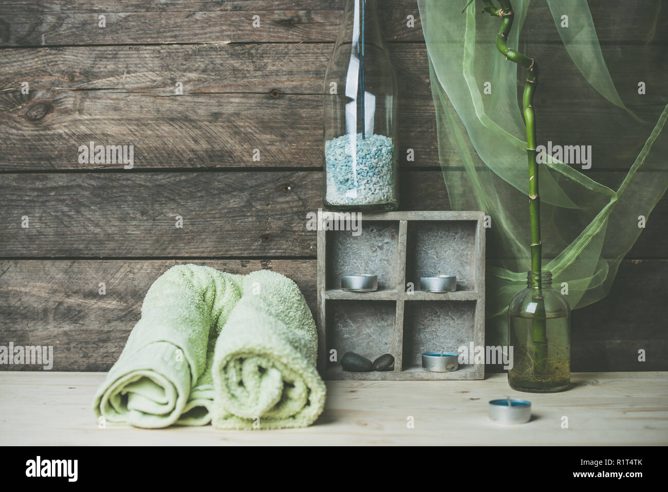 Einen Moment zu entspannen, Natural Spa und Wellness Hintergrund, Rohstoff Holz, Kerzen, blauen und grünen Farben Stockfoto