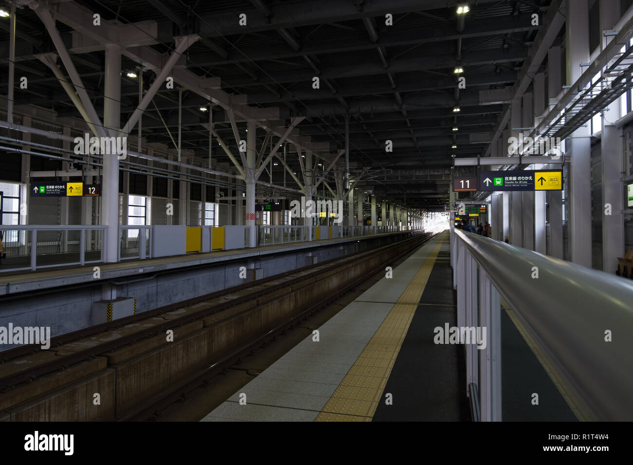 Warten auf den Shinkansen Zug am Shin-Hakodate - Hokuto Bahnhof in Japan. Stockfoto