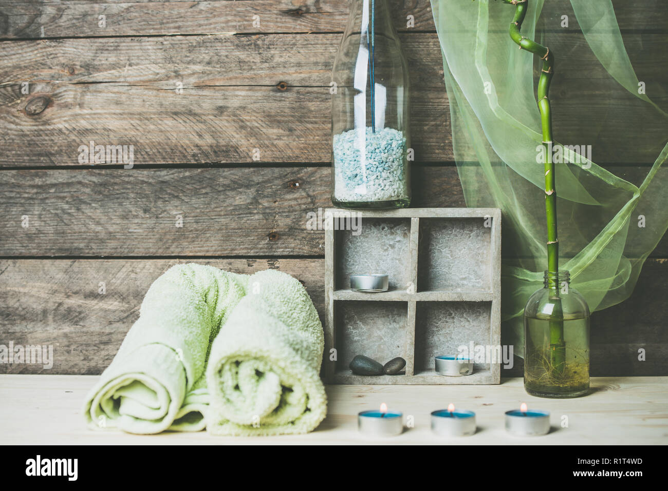 Einen Moment zu entspannen, Natural Spa und Wellness Hintergrund, Rohstoff Holz, Kerzen, blauen und grünen Farben Stockfoto