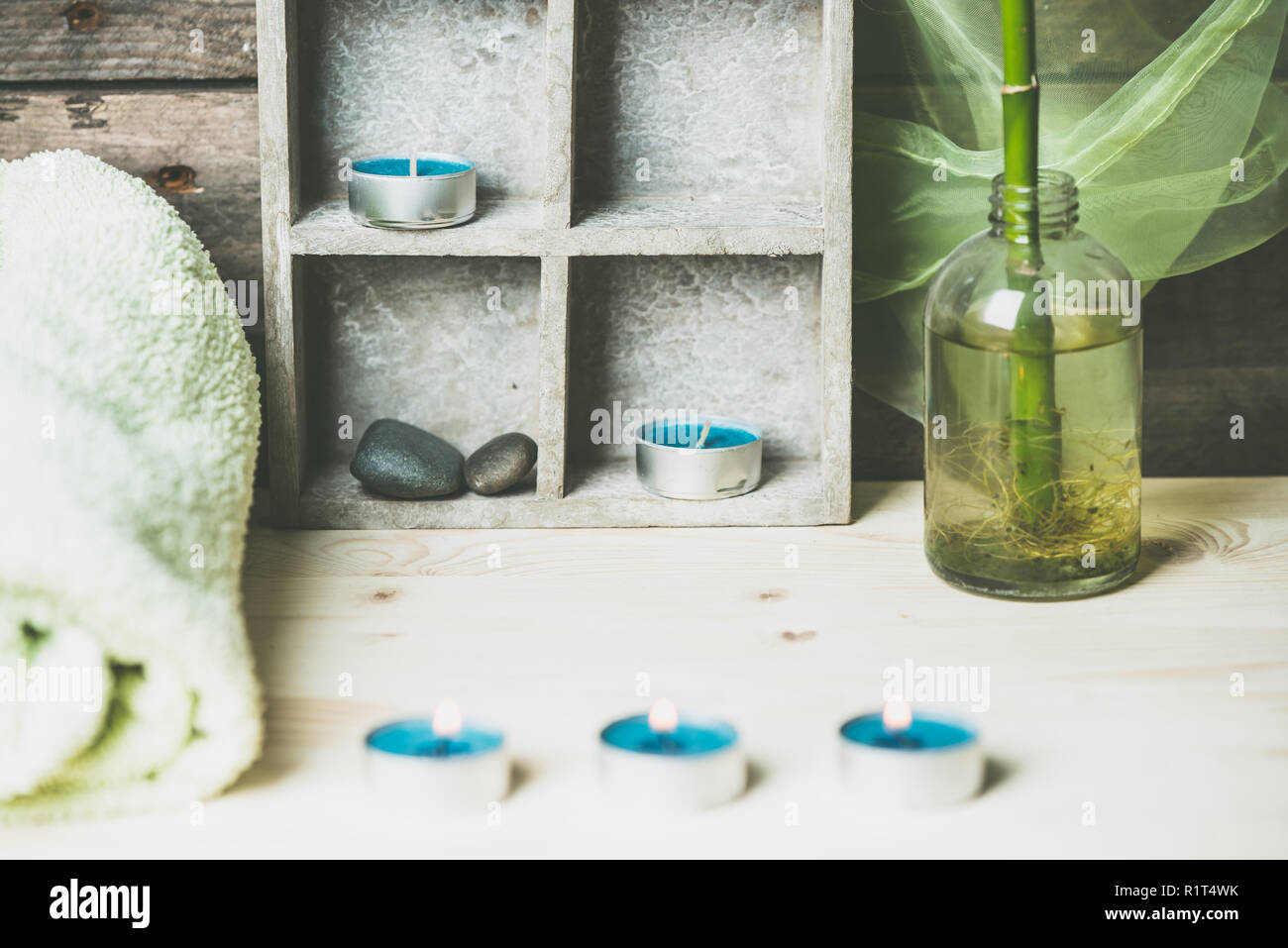 Einen Moment zu entspannen, Natural Spa und Wellness Hintergrund, Rohstoff Holz, Kerzen, blauen und grünen Farben Stockfoto