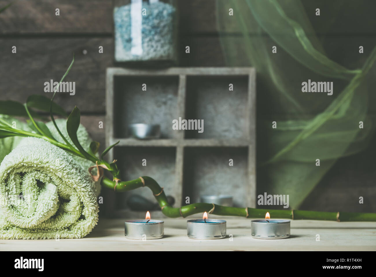 Einen Moment zu entspannen, Natural Spa und Wellness Hintergrund, Rohstoff Holz, Kerzen, blauen und grünen Farben Stockfoto