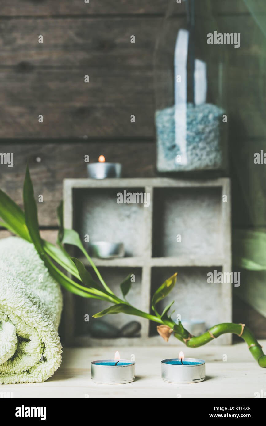 Einen Moment zu entspannen, Natural Spa und Wellness Hintergrund, Rohstoff Holz, Kerzen, blauen und grünen Farben Stockfoto