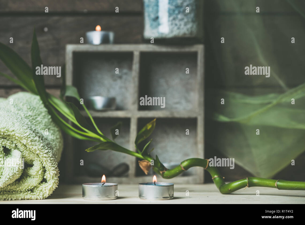 Einen Moment zu entspannen, Natural Spa und Wellness Hintergrund, Rohstoff Holz, Kerzen, blauen und grünen Farben Stockfoto