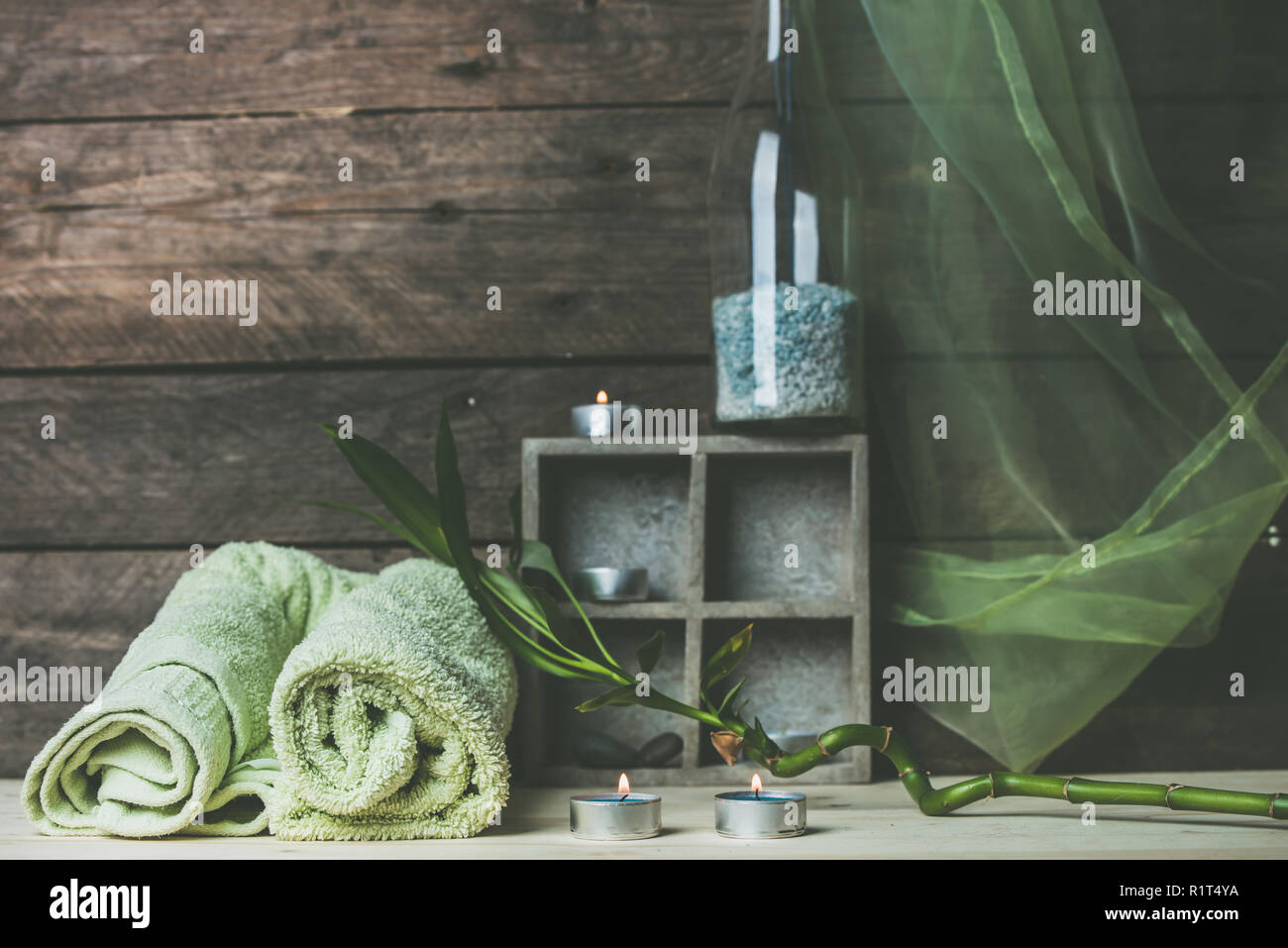 Einen Moment zu entspannen, Natural Spa und Wellness Hintergrund, Rohstoff Holz, Kerzen, blauen und grünen Farben Stockfoto