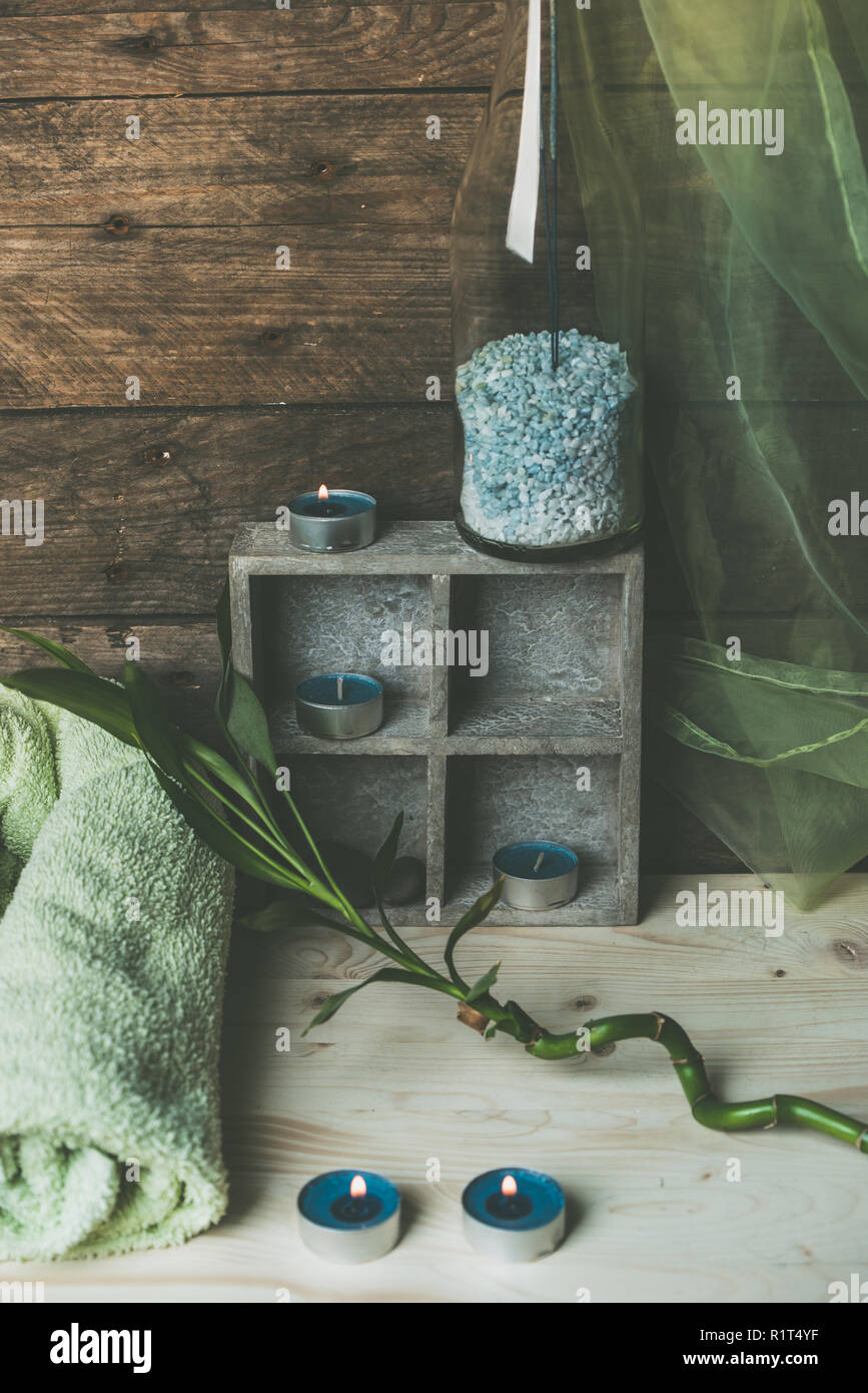 Einen Moment zu entspannen, Natural Spa und Wellness Hintergrund, Rohstoff Holz, Kerzen, blauen und grünen Farben Stockfoto