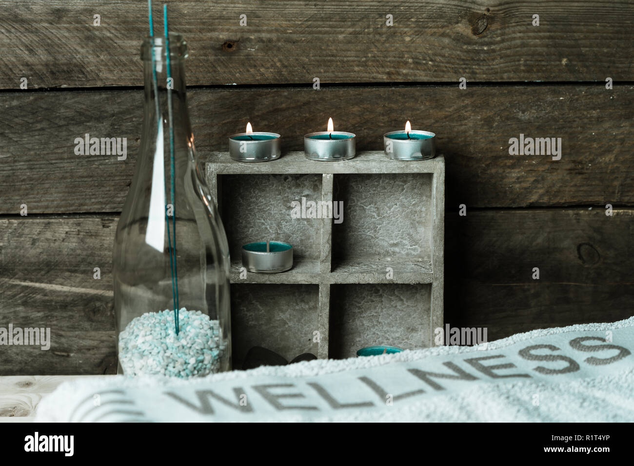 Einen Moment zu entspannen, Natural Spa und Wellness Hintergrund, Rohstoff Holz, Kerzen, blauen und grünen Farben Stockfoto