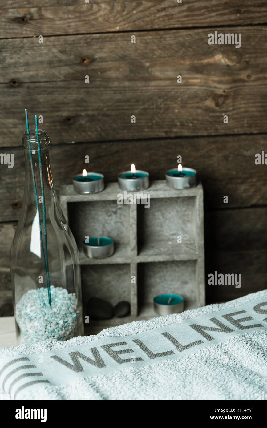 Einen Moment zu entspannen, Natural Spa und Wellness Hintergrund, Rohstoff Holz, Kerzen, blauen und grünen Farben Stockfoto