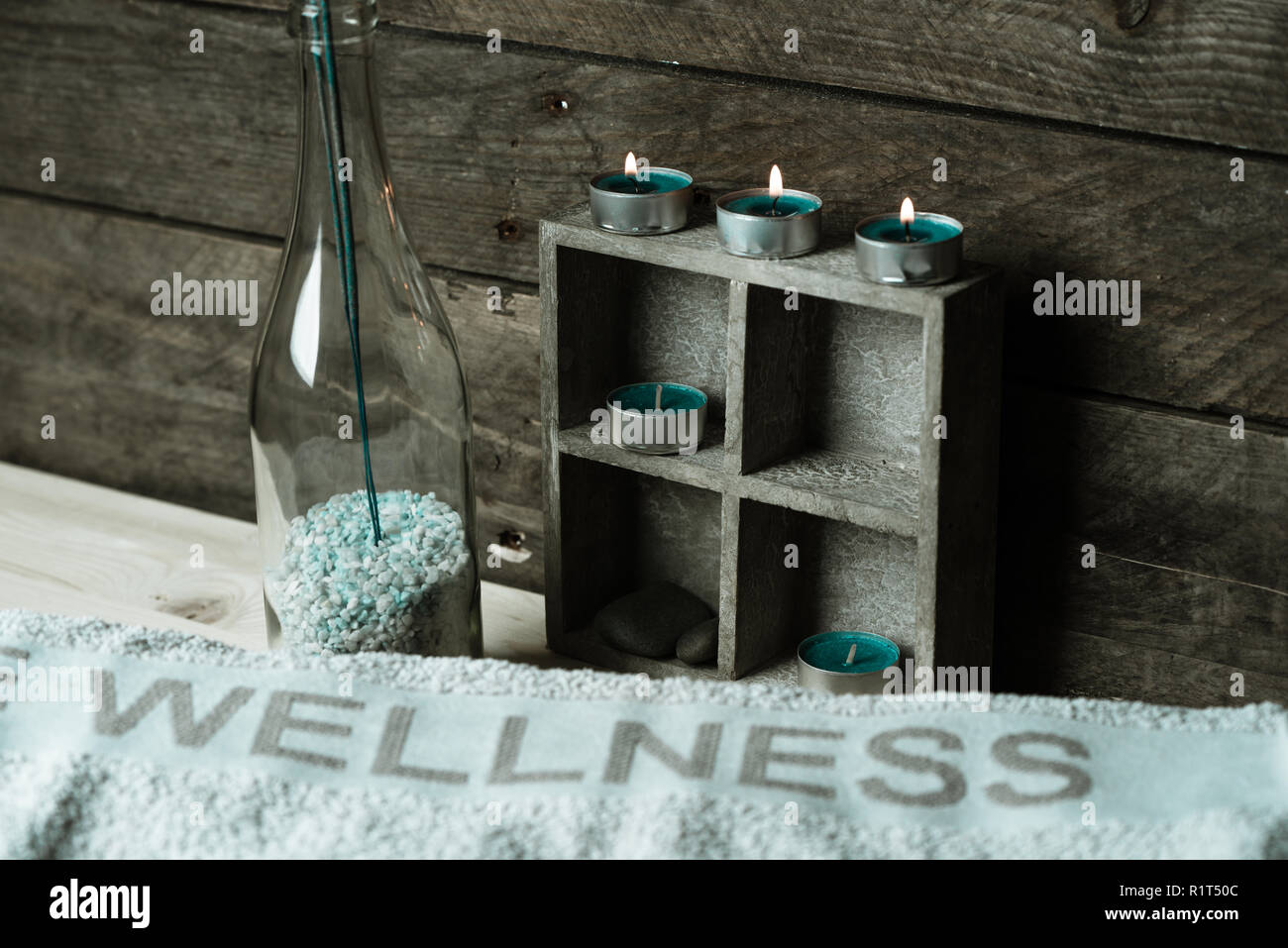 Einen Moment zu entspannen, Natural Spa und Wellness Hintergrund, Rohstoff Holz, Kerzen, blauen und grünen Farben Stockfoto