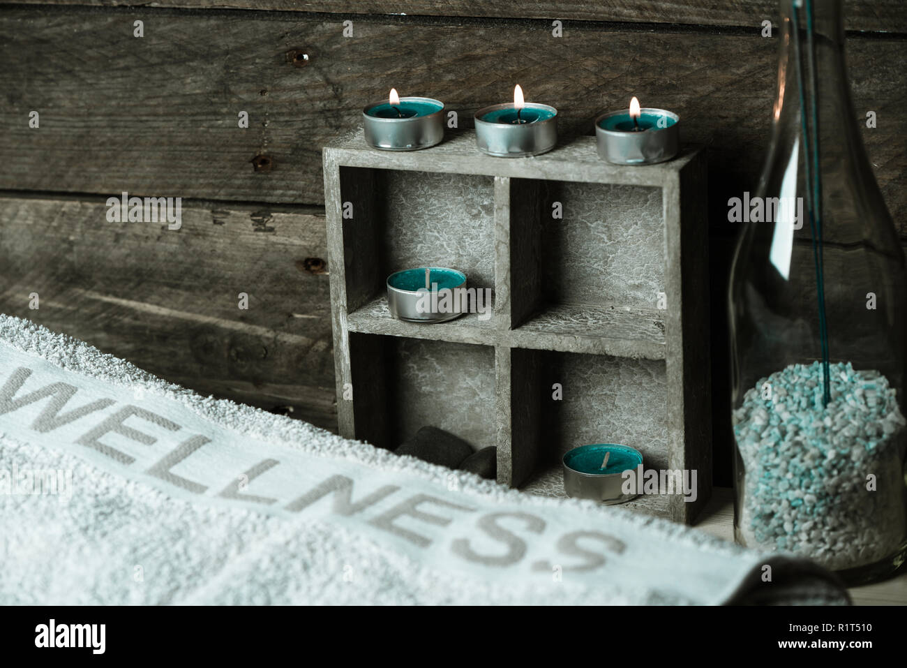 Einen Moment zu entspannen, Natural Spa und Wellness Hintergrund, Rohstoff Holz, Kerzen, blauen und grünen Farben Stockfoto
