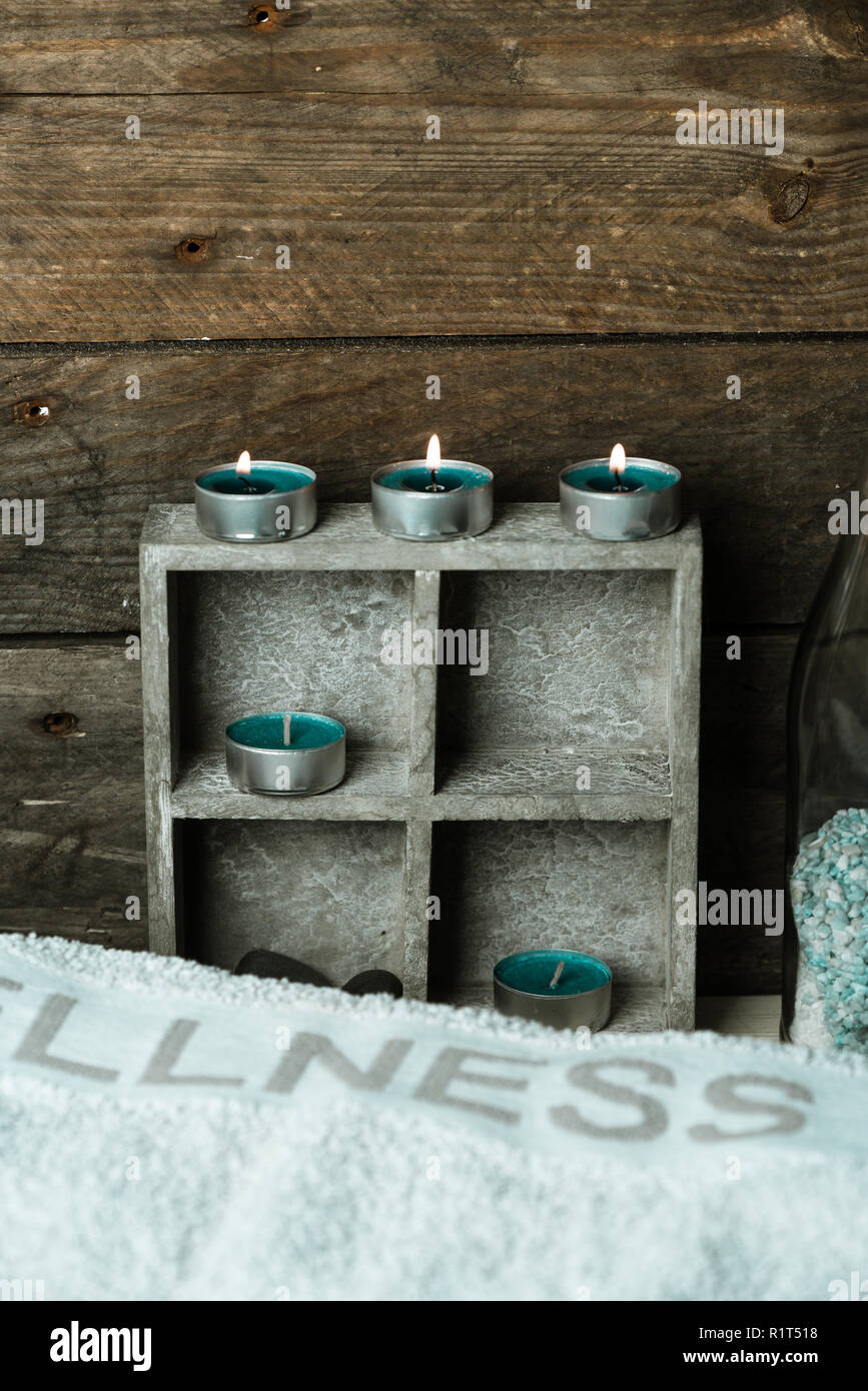 Einen Moment zu entspannen, Natural Spa und Wellness Hintergrund, Rohstoff Holz, Kerzen, blauen und grünen Farben Stockfoto