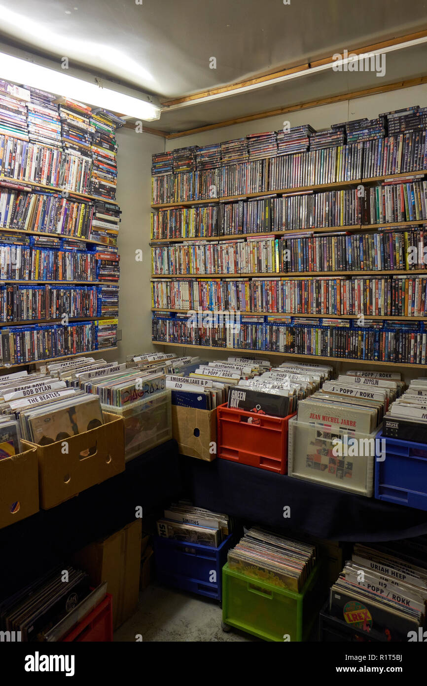 Das Innere eines Secondhand vinyl und dvd und film Shop. Stockfoto