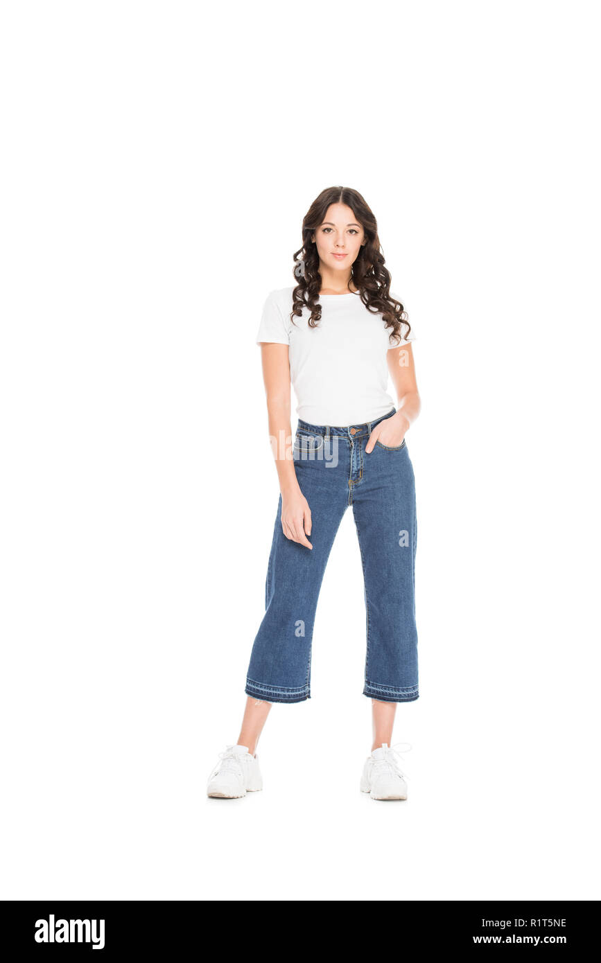 Attraktive stilvolle Frau in Jeans und weißen T-Shirt isoliert auf weißem Stockfoto