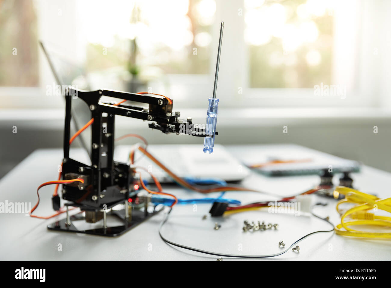 Robotik Industrie-Roboterarm und Laptop auf dem Tisch befindet. Stockfoto