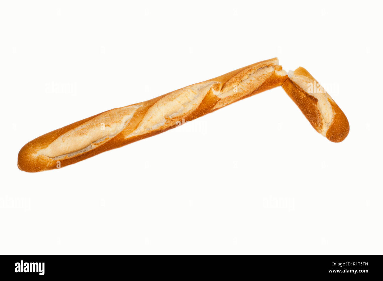 Schneiden Sie französisches Baguette auf weißem Hintergrund Stockfoto