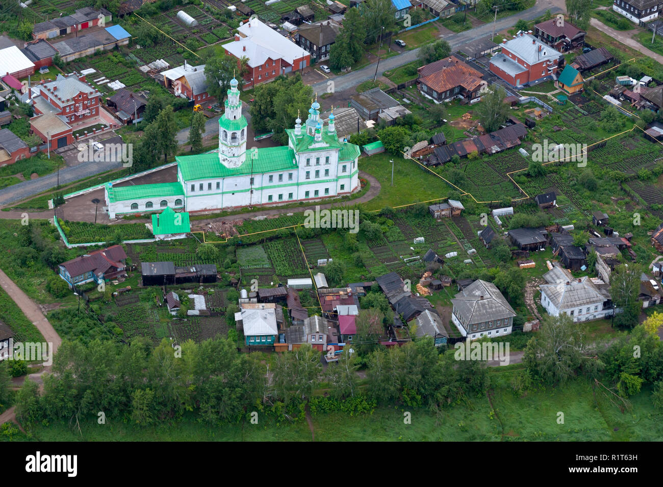 Kungurer, Ural/RUSSLAND - Juli 4, 2009: Air View (von Hot Air Balloon) Kungurer, Kirche Spaso-Preobrazhenskaya, Sky Messe der Ural, kungurer. Stockfoto