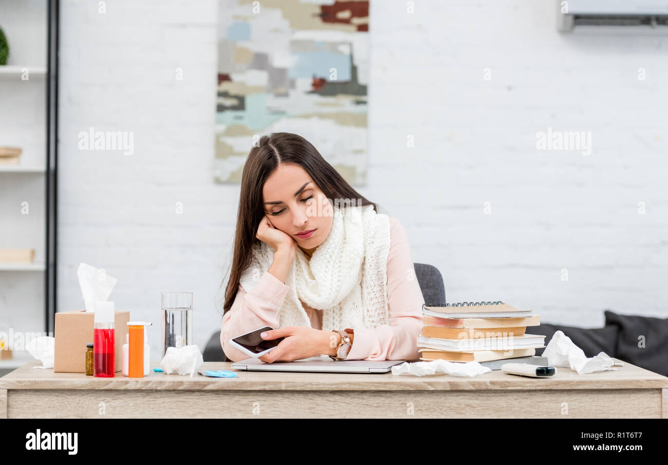 Überarbeitet kranke junge Frau zu schlafen, unordentlichen Arbeitsplatz Stockfoto