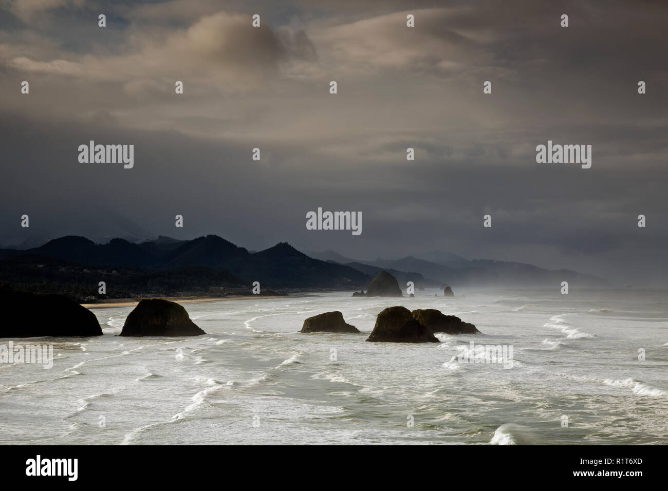 Oder 02369-00 ... OREGON - Sonnenaufgang an einem stürmischen Winter morgen auf der Oregon Küste bei Ecola Punkt auf Ecola State Park in der Nähe von Cannon Beach. Stockfoto