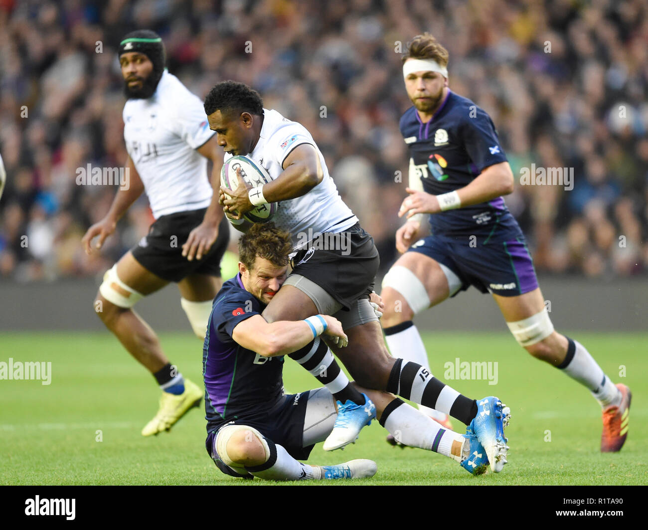 Der schottische Peter Horne (unten, links) stellt sich Fidschi-Enonis Eroni Vasiteri während des Autumn International-Spiels im BT Murrayfield Stadium, Edinburgh, vor. DRÜCKEN SIE VERBANDSFOTO. Bilddatum: Samstag, 10. November 2018. Siehe PA Story RUGBYU Scotland. Bildnachweis sollte lauten: Ian Rutherford/PA Wire. Stockfoto