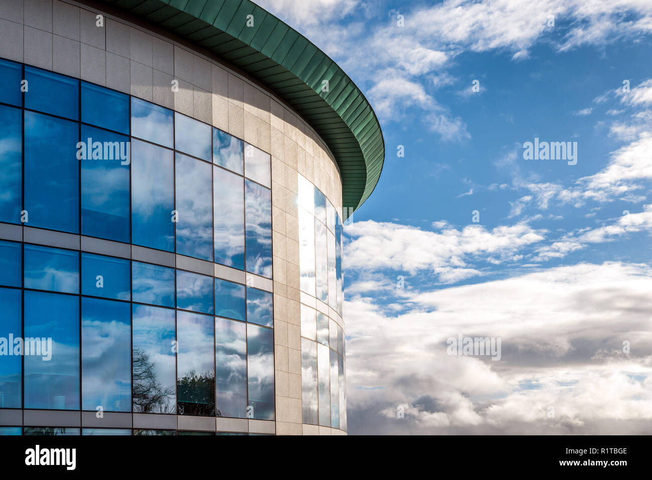 Sonnigen Tag Blick auf Windows des modernen Business corporate office Gebäude in Northampton England uk. Stockfoto