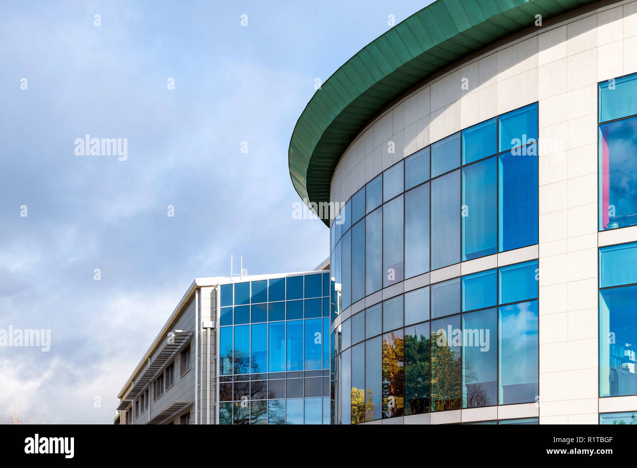 Sonnigen Tag Blick auf Windows des modernen Business corporate office Gebäude in Northampton England uk. Stockfoto