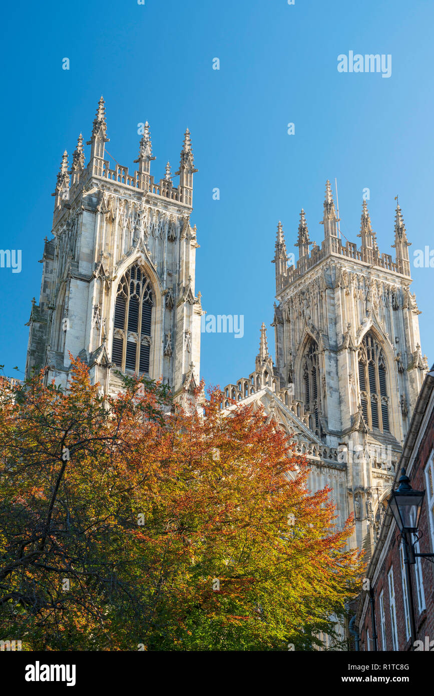 York Minster West Glockentürme und Blätter im Herbst im hellen Sonnenschein, von VORSÄNGER's Court, York, North Yorkshire, England. Stockfoto