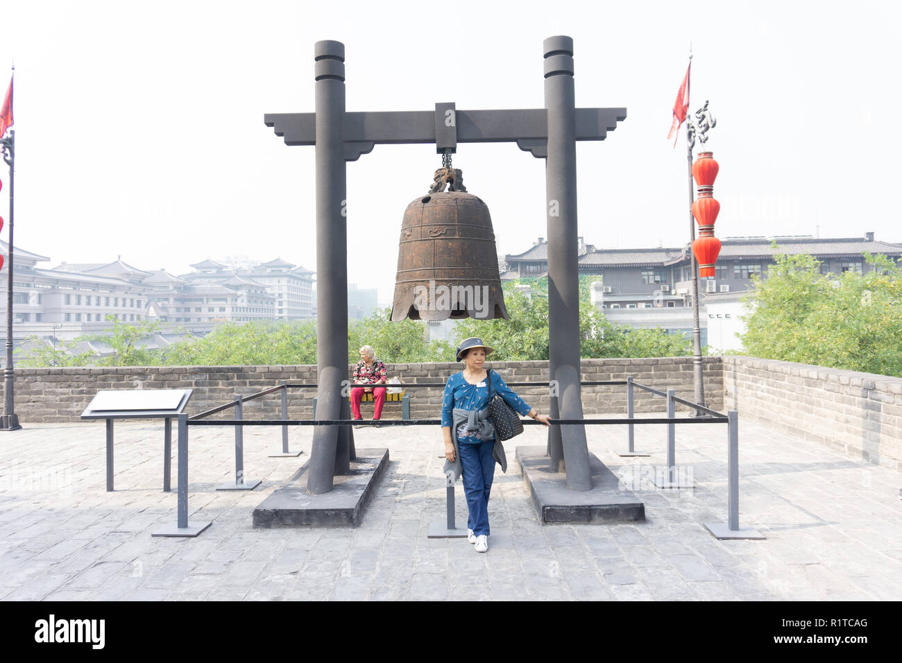 Antike Glocke am Changle Gate (Tor) an der Xian Stadtmauer Stockfoto