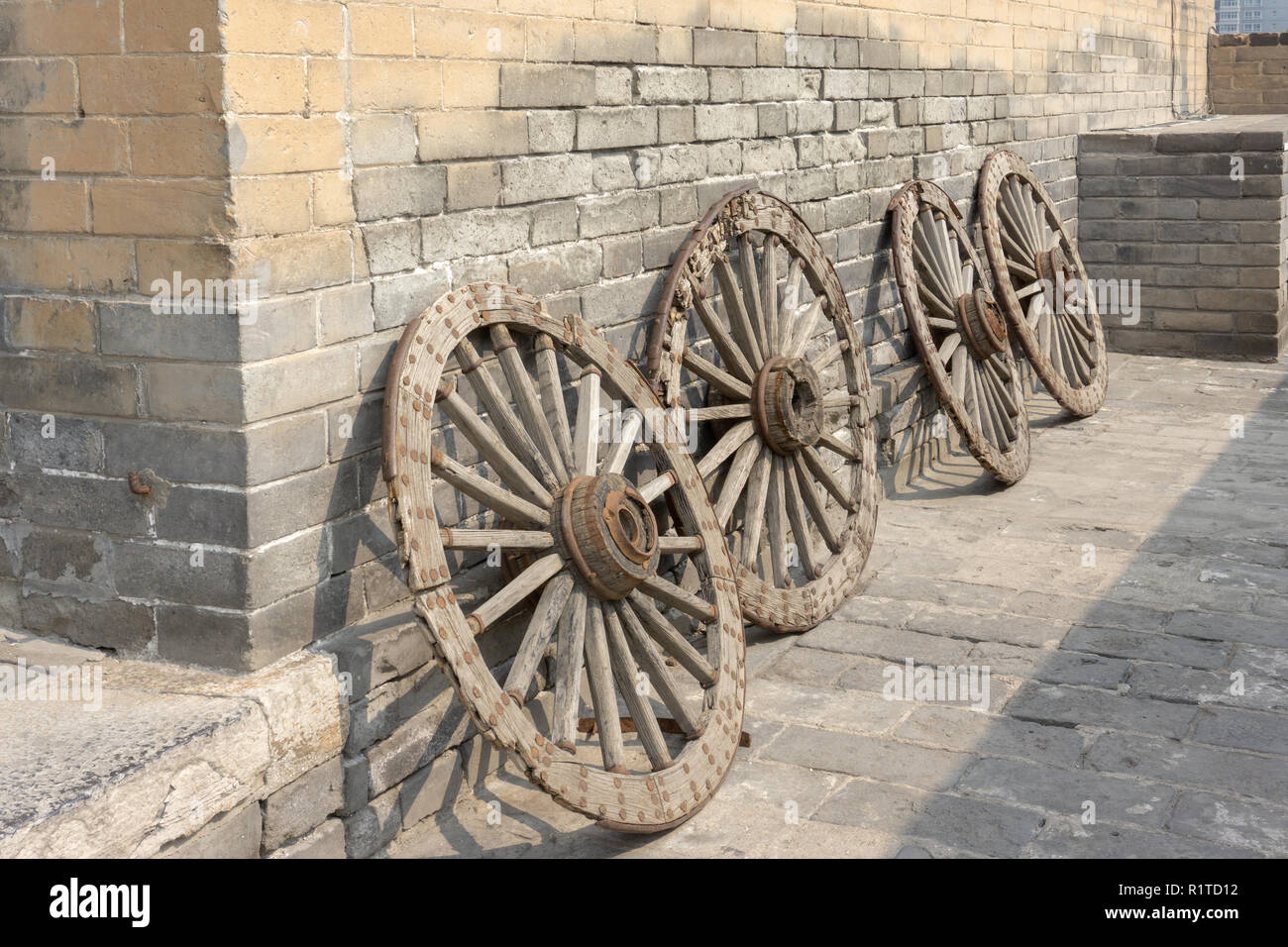 4 hölzerne Räder bei Xian Stadtmauer Stockfoto