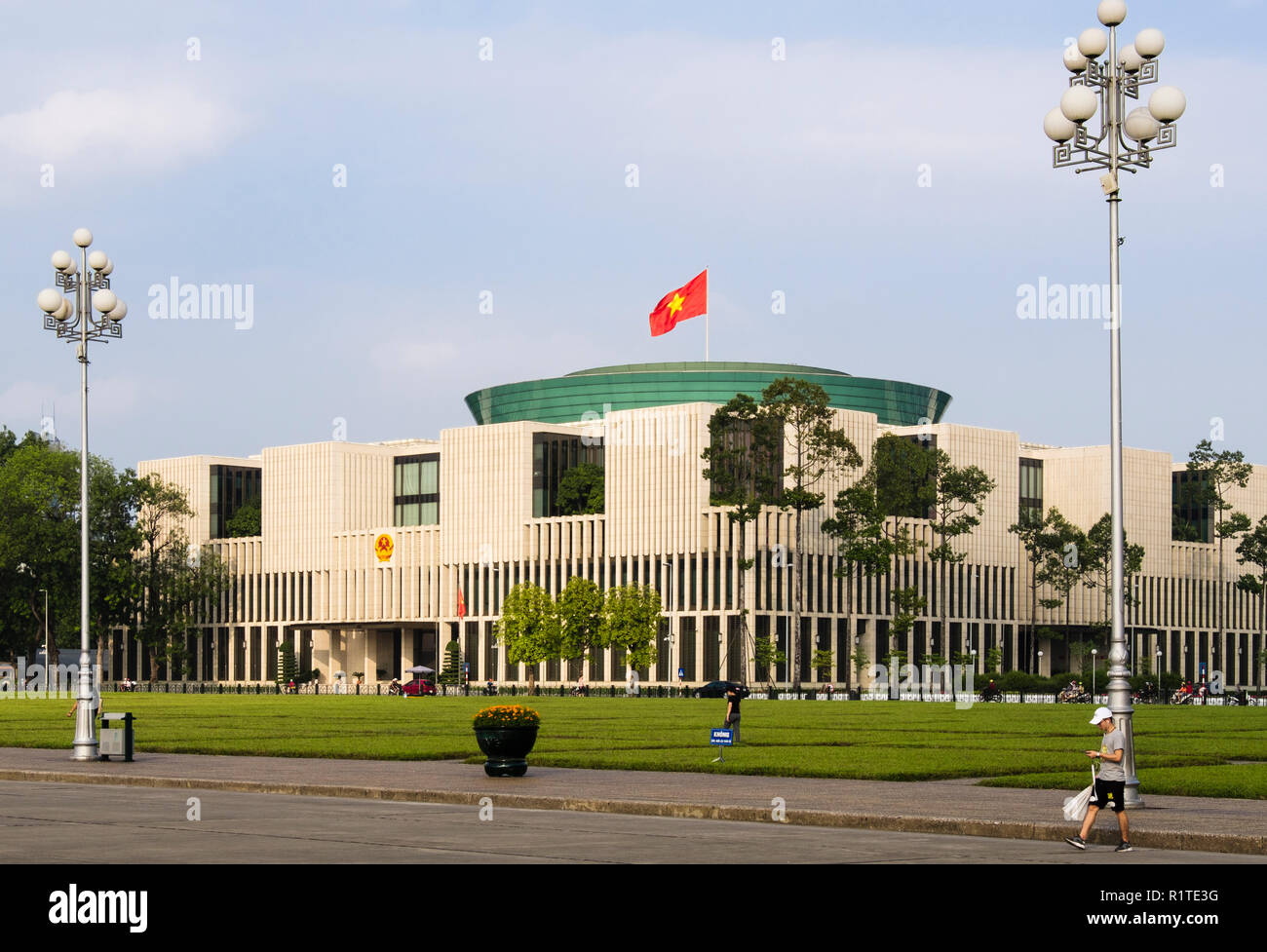 Vietnamesische Flagge auf neuen 21. Jahrhundert moderne Nationale Montage Haus Parlamentsgebäude. Hanoi, Vietnam, Asien Stockfoto