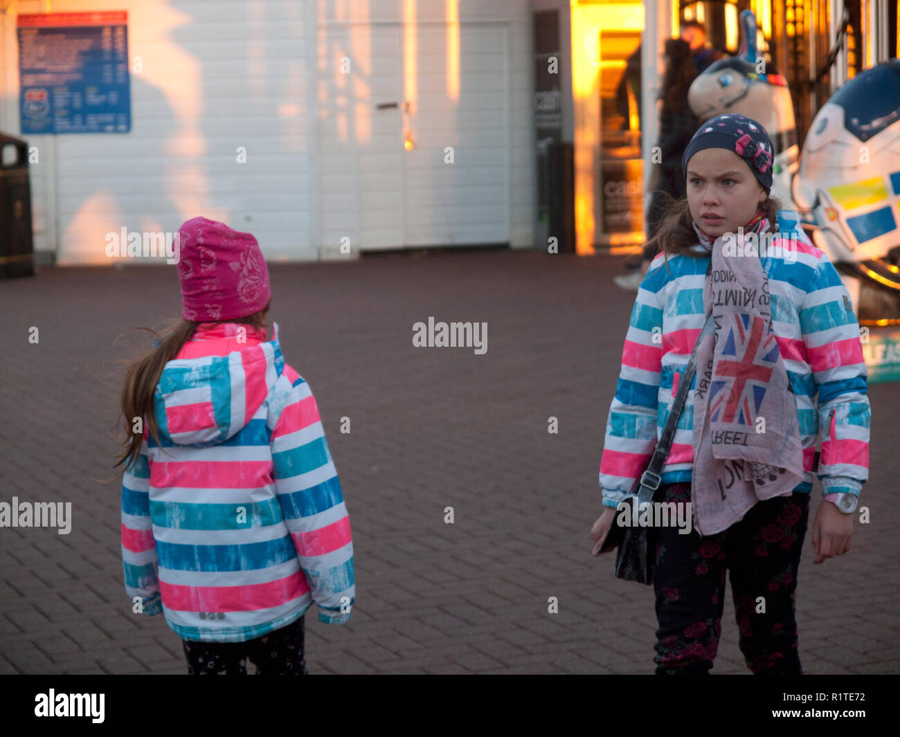 Schwestern in passende Jacken in Brighton Stockfoto