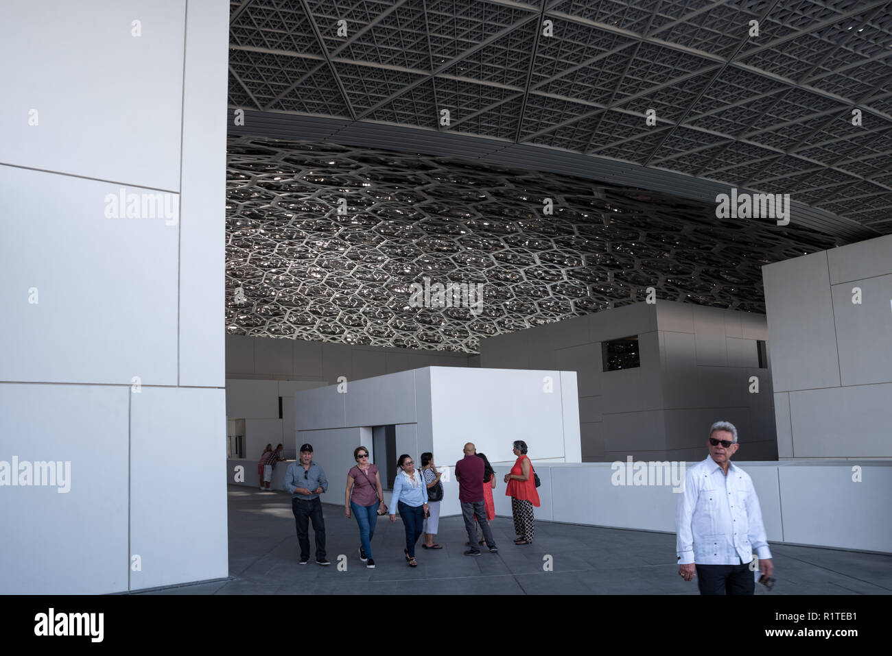 Touristische Besichtigung Louvre Abu Dhabi, VAE Stockfoto