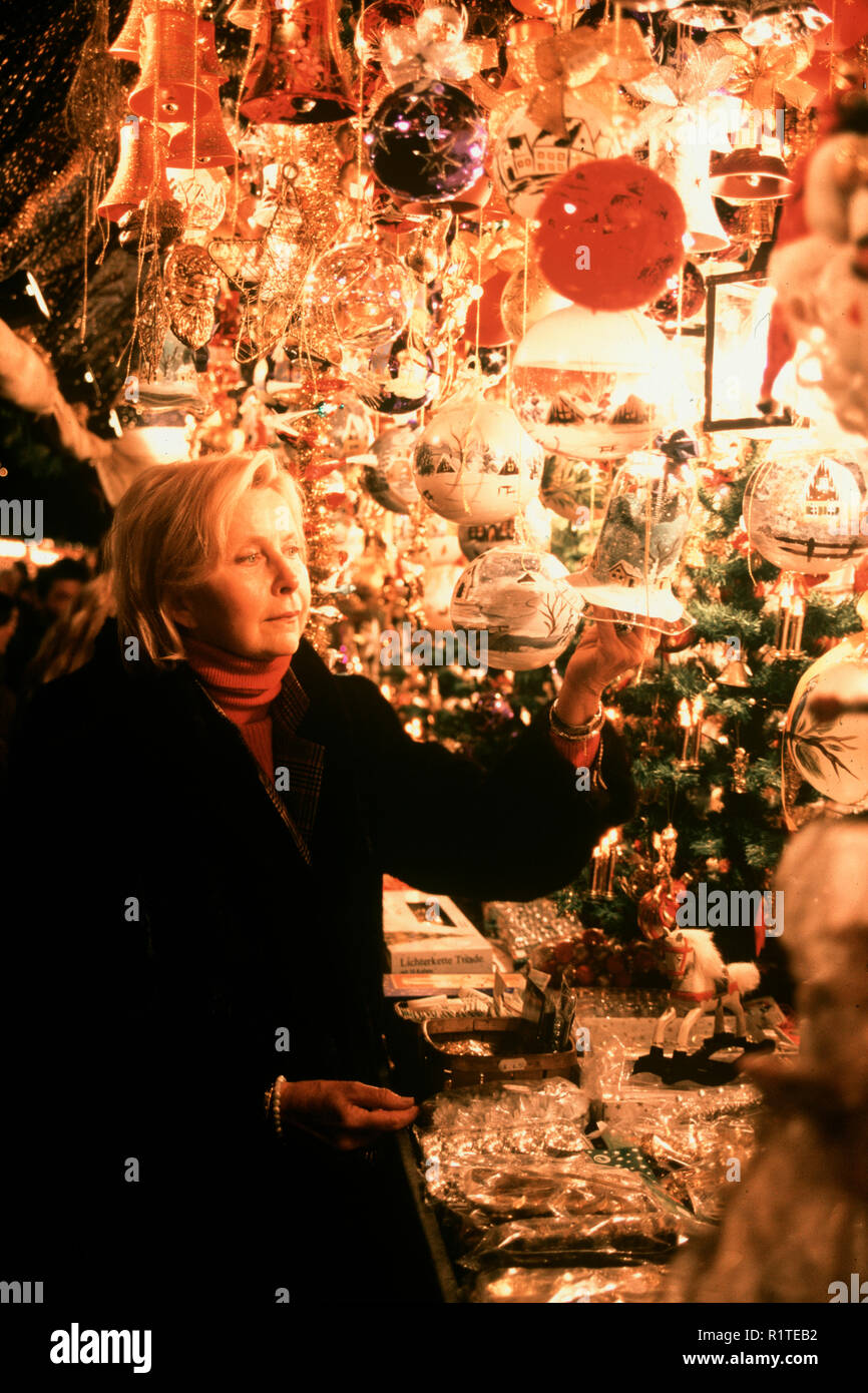 Frau shopping für Weihnachtsschmuck Stockfoto